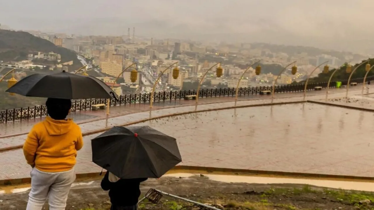 تحذير الأرصاد.. أمطار رعدية تضرب 5 مناطق سعودية وسط رياح نشطة مدفوعة بالتقلبات الجوية